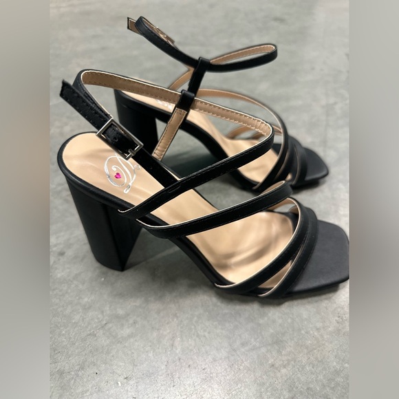 NWT!! BASIC BLACK SQUARE FRONT STRAPPY CHUNKY HEEL - Picture 10 of 12